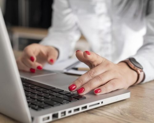 cerrar-manos-escribiendo-teclado (1)